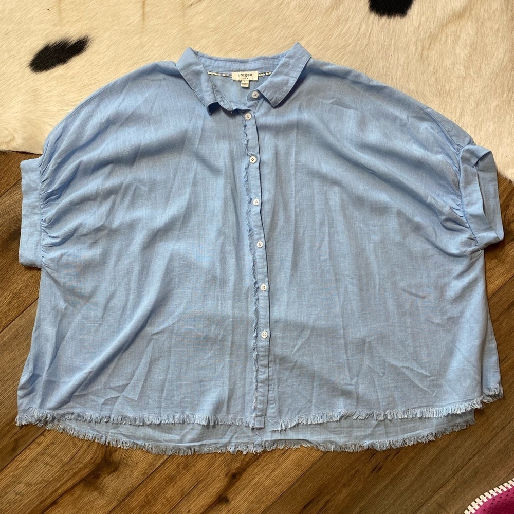light blue Umgee button-down top with short sleeves and a frayed hem - Picture 2 of 8